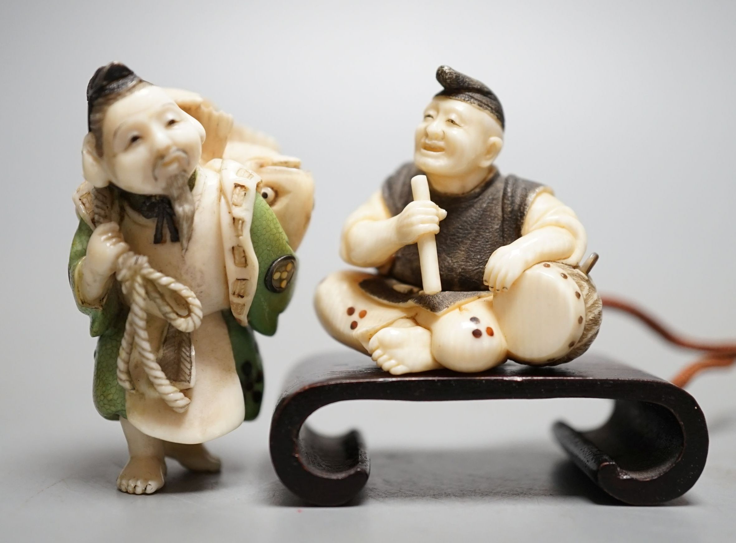 Two Japanese stained ivory netsuke of Ebisu and a seated drummer with drum ojime, Taisho/early Showa period, signed
